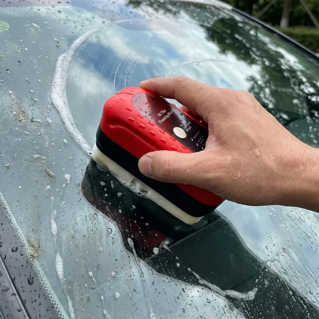 Paso 2: Limpia el vidrio en c&iacute;rculos para disolver la pel&iacute;cula de grasa.